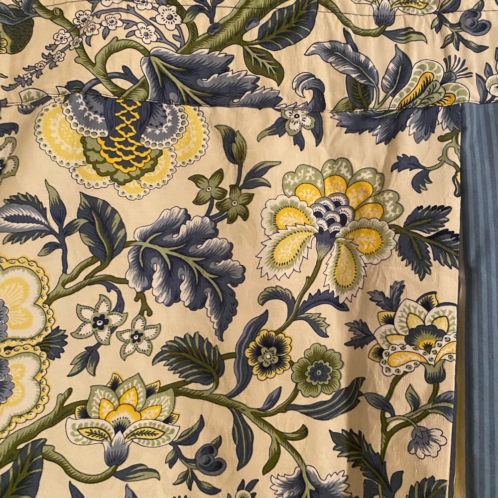 Waverly Floral Blue and Yellow Valence. 48 Length. 20 Width. Exc. Condition. - Picture 3 of 5